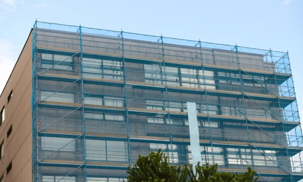 Essential Roof Edge Protection Scaffolding Guide 3 Risk Management and Compliance in Roofing Projects