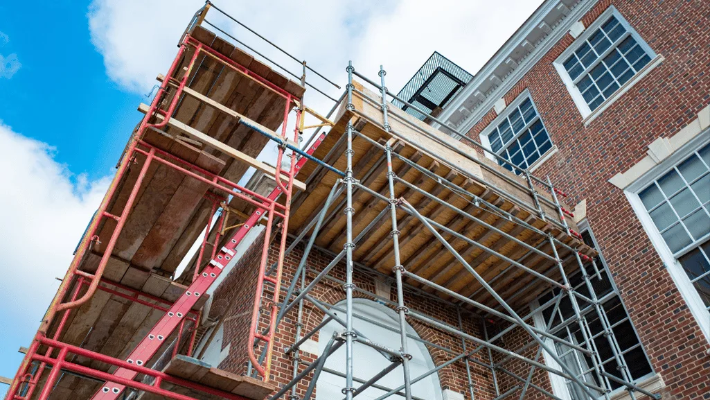 Innovative scaffold technology being used on a modern construction site.