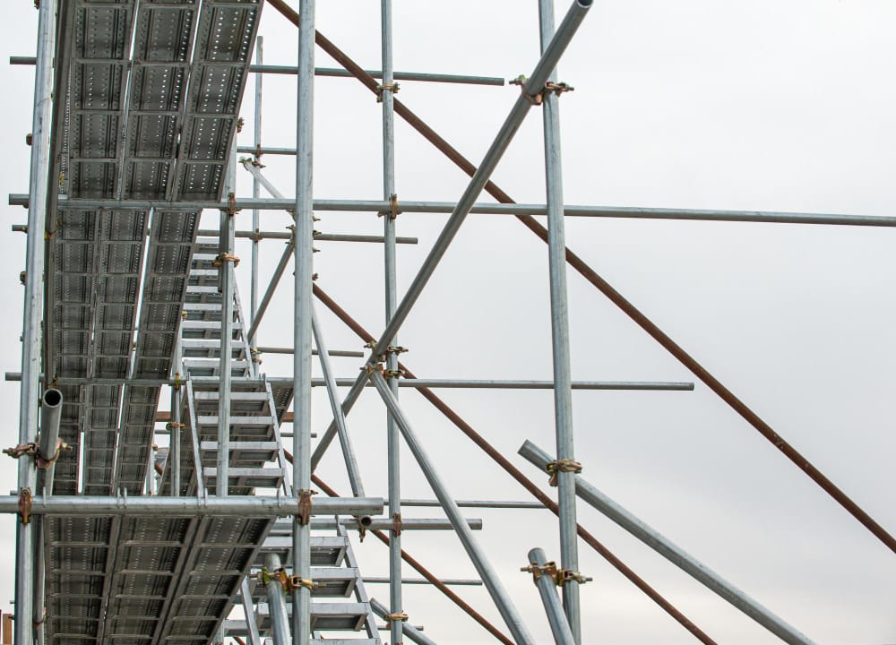 Top 10 Scaffolding Tips: Safety, Efficiency, and Cost Savings 1 An overview of scaffolding construction with various scaffolding systems visible.