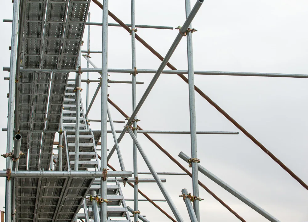 Top 10 Scaffolding Tips: Safety, Efficiency, and Cost Savings 1 An overview of scaffolding construction with various scaffolding systems visible.