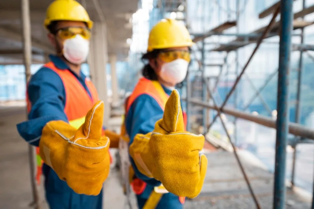 Essential Scaffold PPE for Maximum Safety: A Comprehensive Guide 1 A variety of personal protective equipment including hard hats, gloves, and high-visibility clothing.